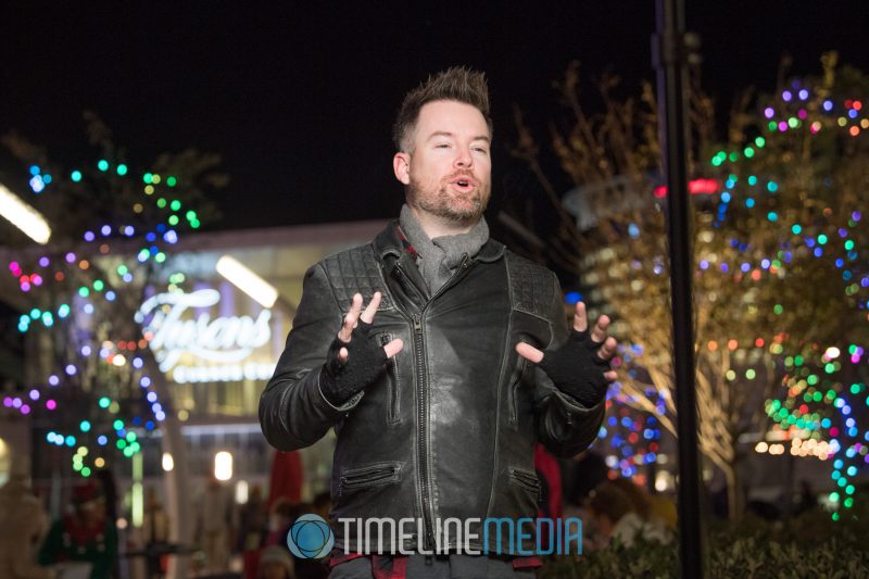 David Cook greeting the crowd on the Plaza at Tysons Corner Center