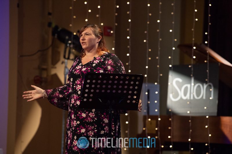Jenny Pacanowski speaking at a salon event ©TimeLine Media