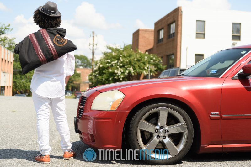 Men's bag slung over shoulder ©TimeLine Media