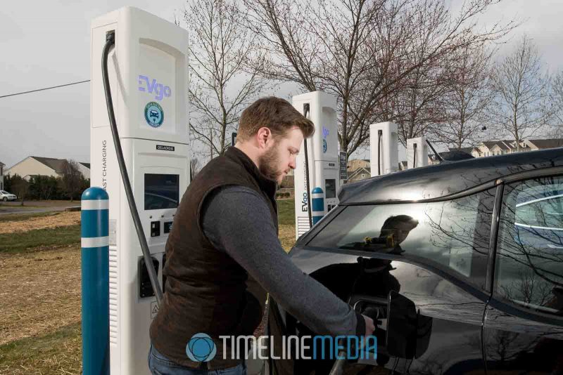 man charging and electric car ©TimeLine Media